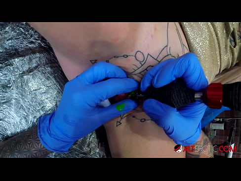 ❤️ Keçika pir tattookirî Sully Savage tattooek li ser klîtorê xwe kir. ️❌ Derb li me ﹏