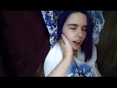 ❤️ Xwişka min di dolabê de dît û alîkariya wê kir ️❌ Derb li me ﹏